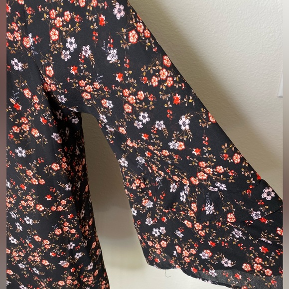 DR2 Black Floral Blouse w/ flutter sleeves plus sz 2x - Picture 3 of 7